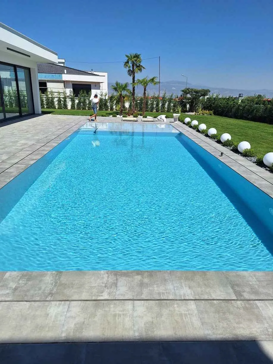 Kaliteyle mükemmel maviliğin buluştuğu serinletici bir havuz.